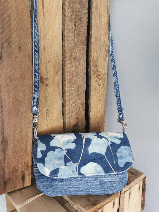 Eleni, Jeans und Ginko blau